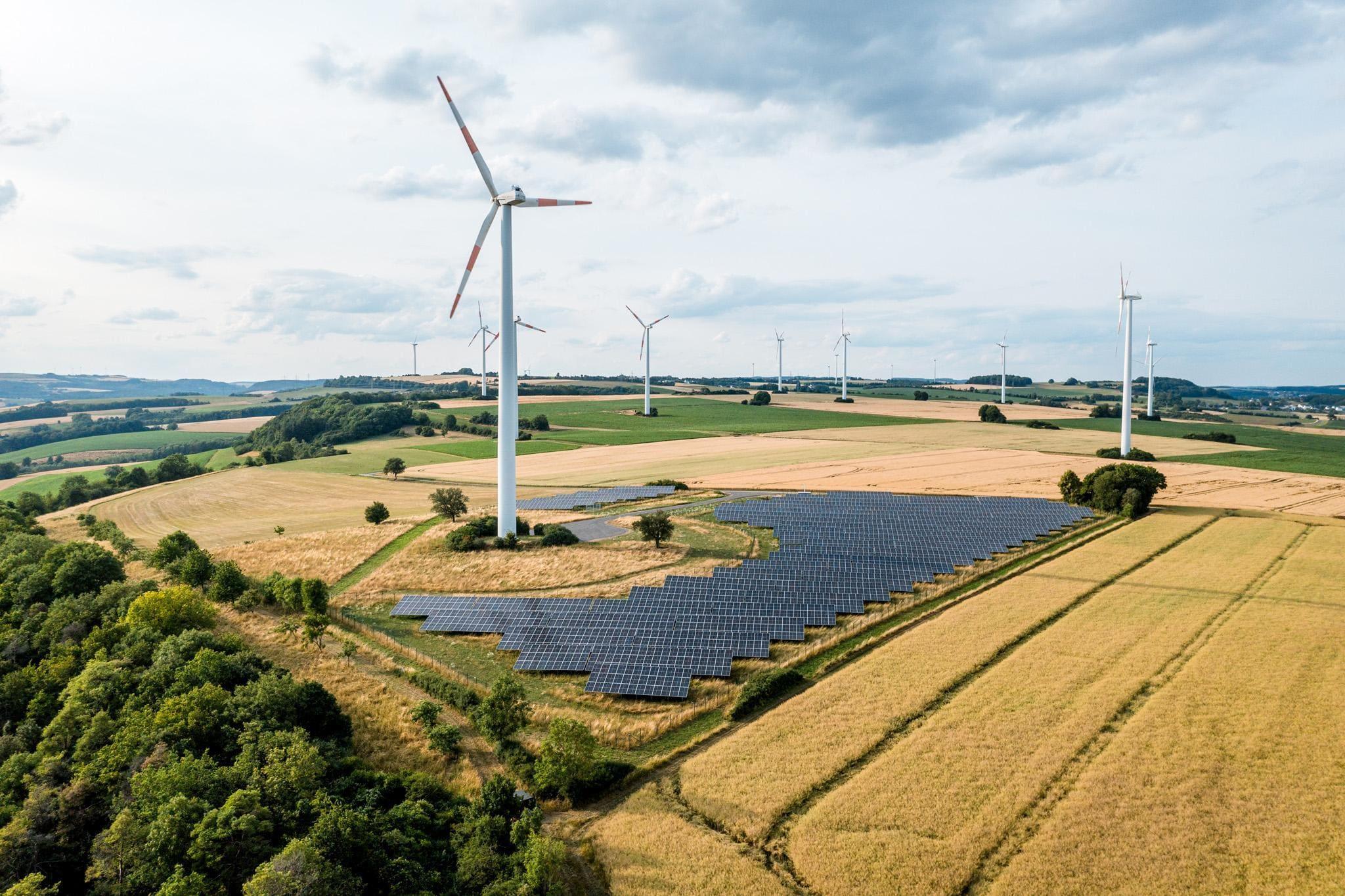 Solar- und Windpark von oben
